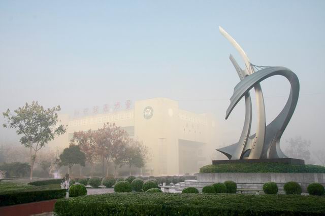 晨雾中的校园