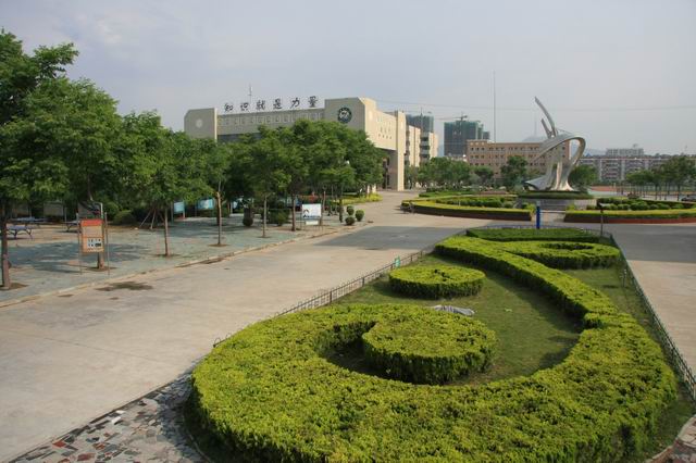 春满校园